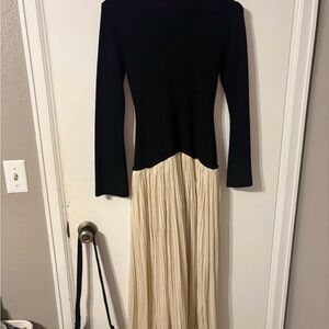 Moon River Black and Cream Long-Sleeve Pleated Maxi Dress